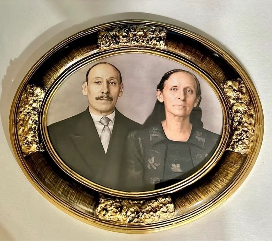 Retrato antigo em moldura oval depois da restauração