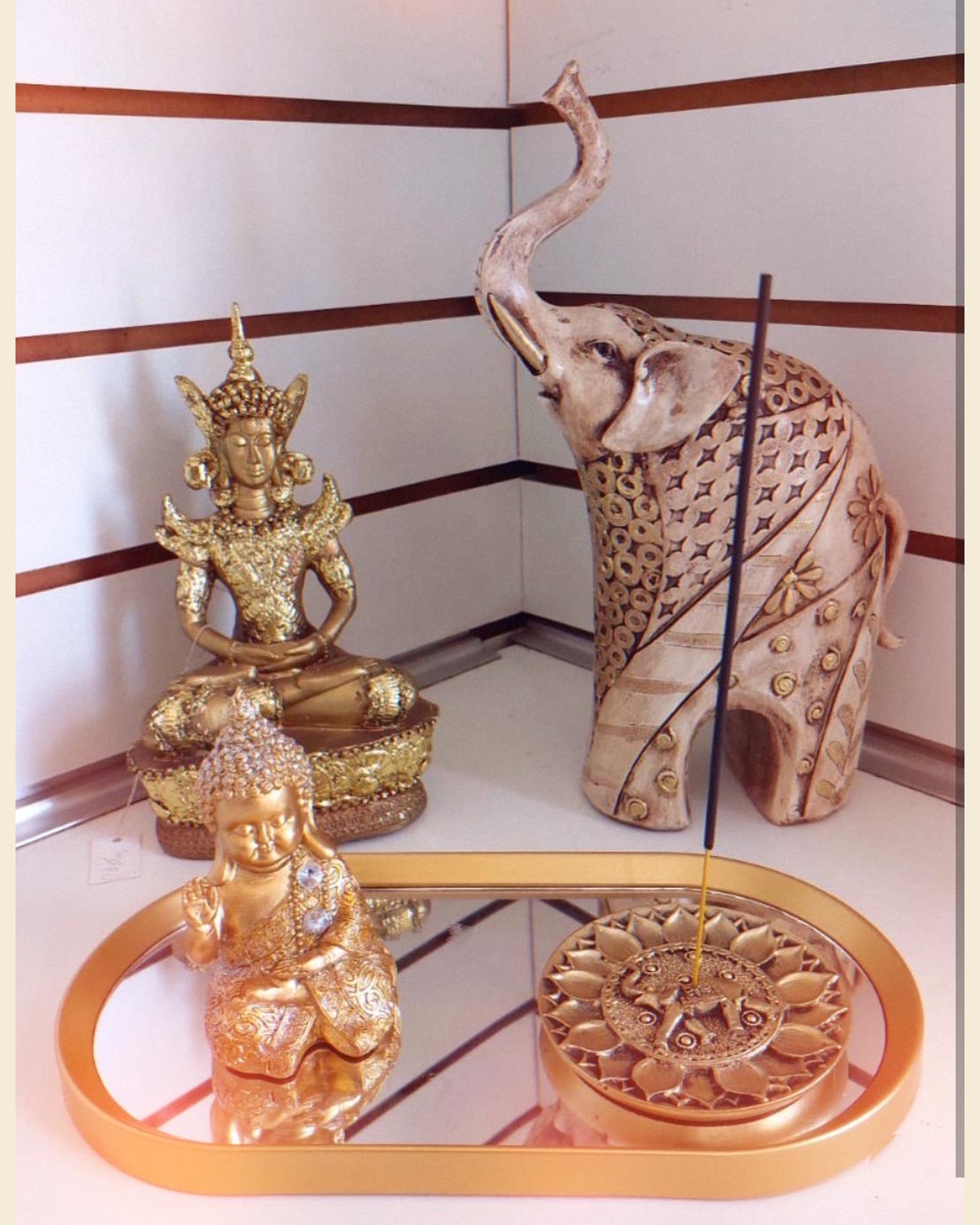 Elefante, Budas e bandeja
