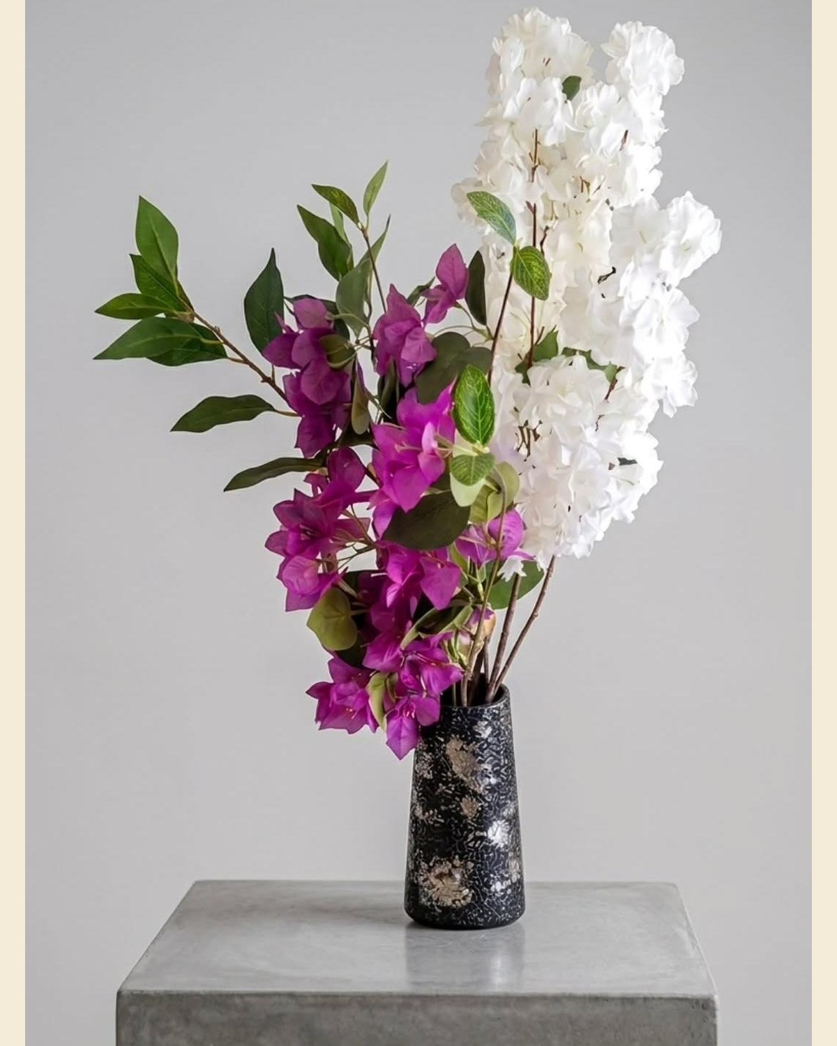 Flores em vaso preto