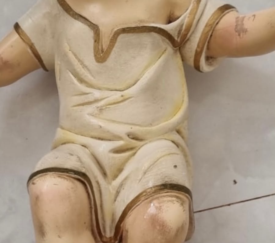 Imagem do Menino Jesus em gesso antes da restauração